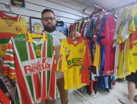 Paixão e história: colecionadores de camisas de futebol de SC expõem seus acervos na Mega Liquidação